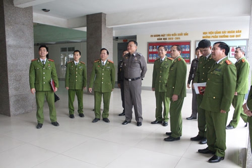 Đoàn đại biểu Học viện Cảnh sát Hoàng gia Thái Lan thăm quan khuôn viên Học viện CSND.